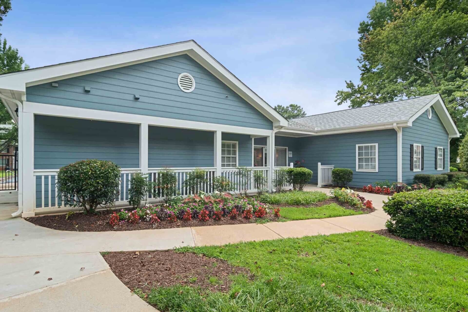 exterior grounds at vesta bouldercrest apartments in atlanta