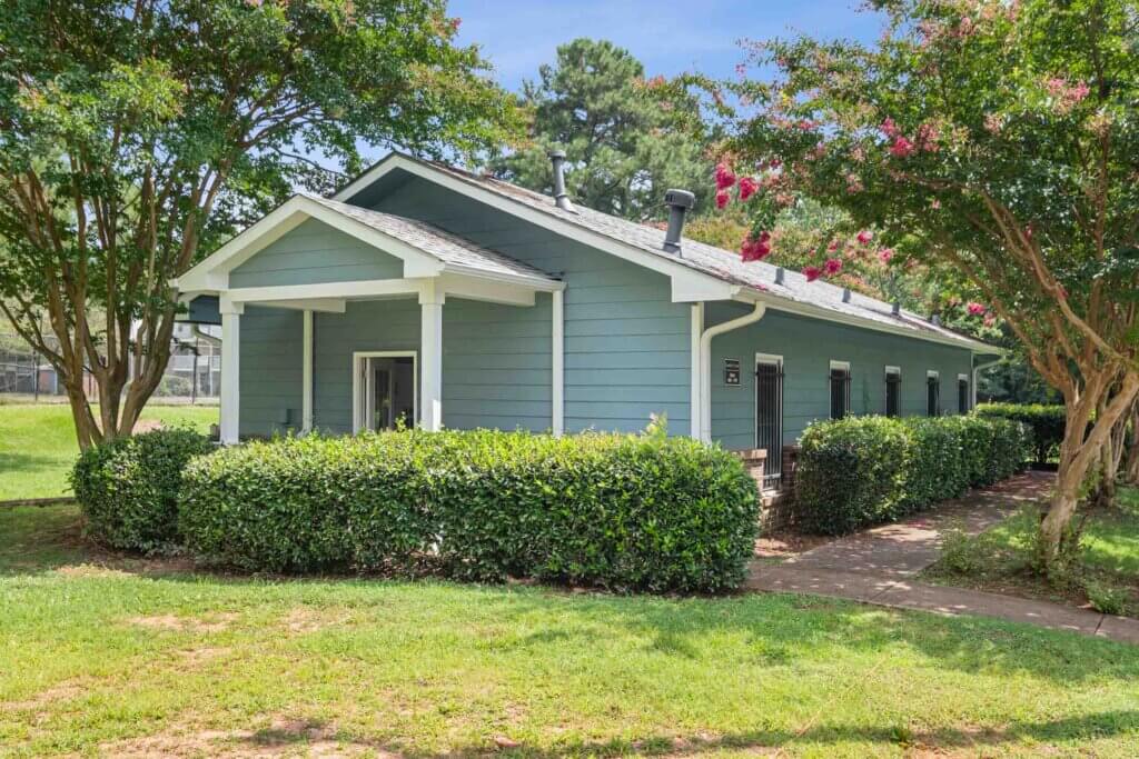 exterior at vesta bouldercrest apartments in atlanta